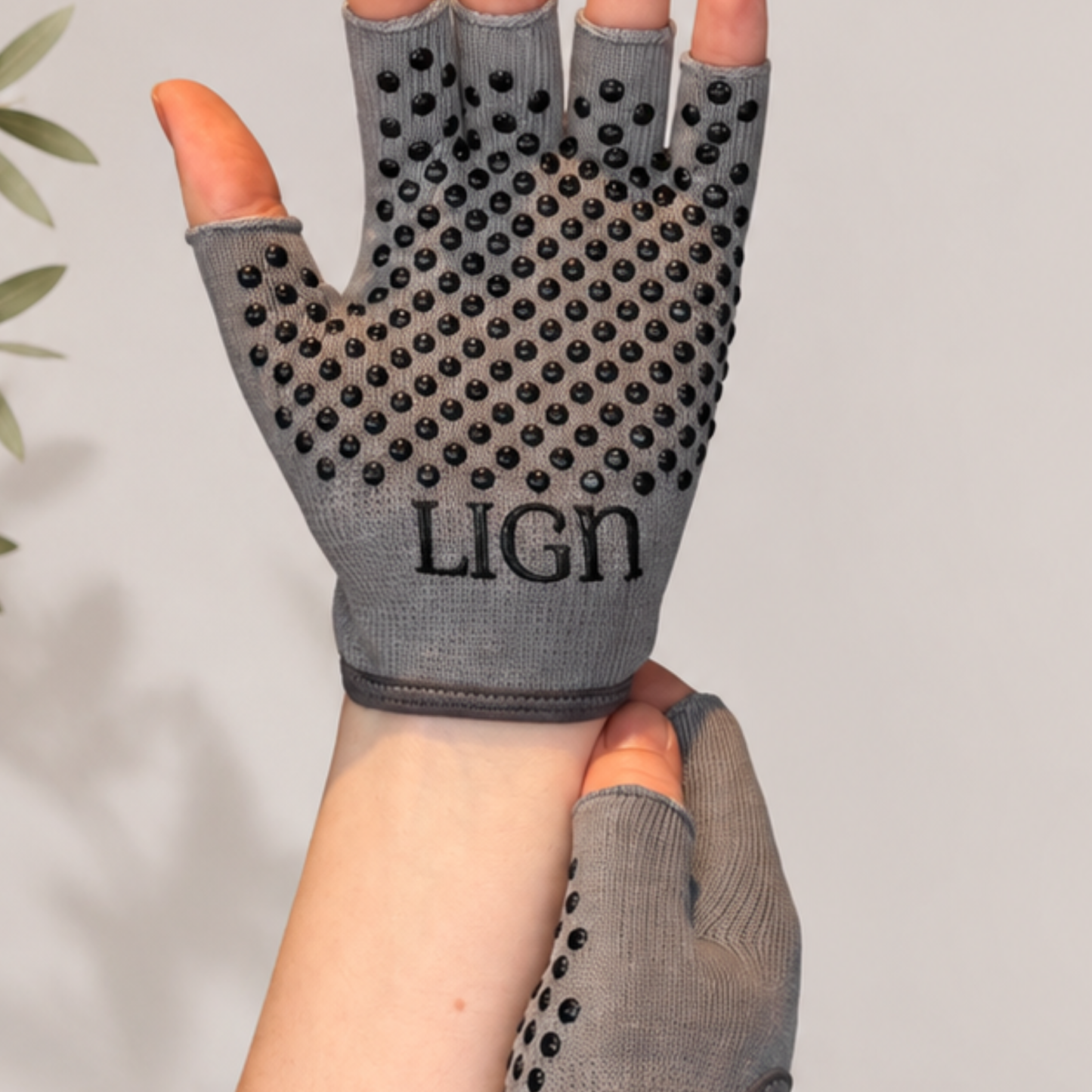LIGN Grey Grip Gloves
